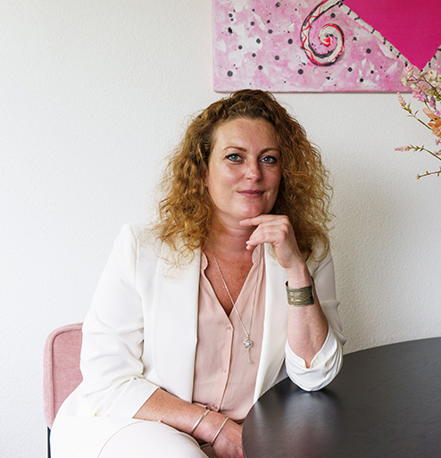 Daan zittend aan tafel met hand onder haar kin
