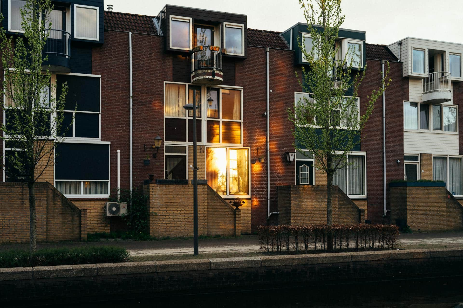 Huizen in Almere met sneeuw in de winter