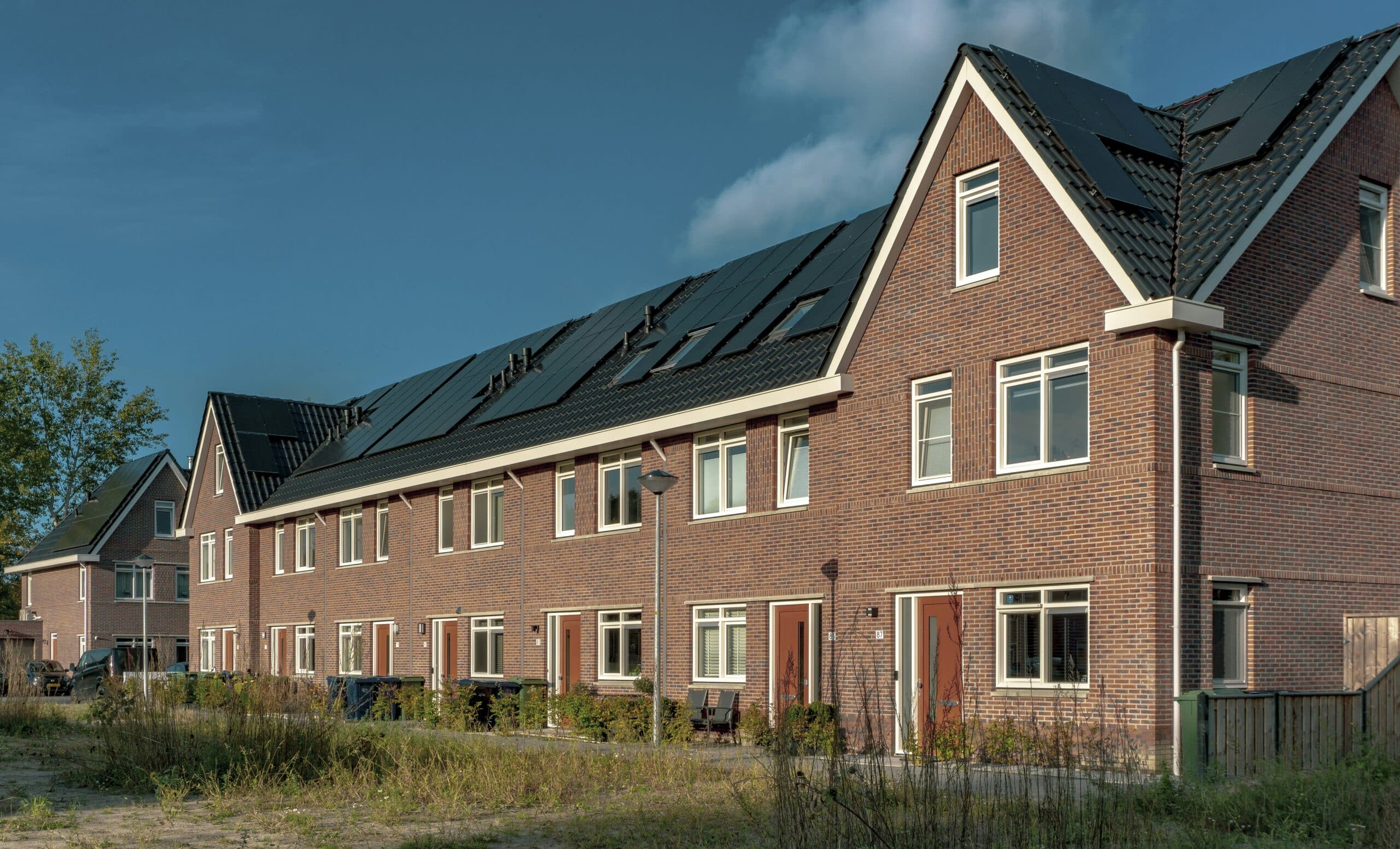 Rijtjes woning in Almere met donkere lucht