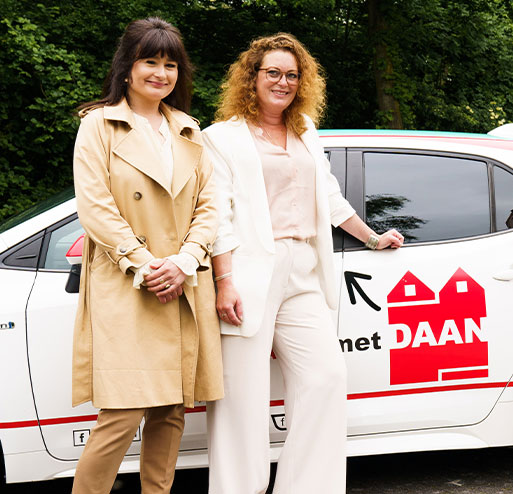 Daan en Lindsay bij de auto