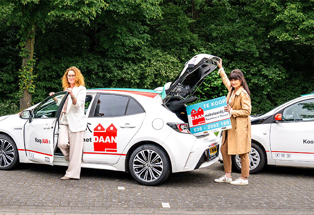 Makelaars onderweg naar de woning met hun eigen zakelijke auto