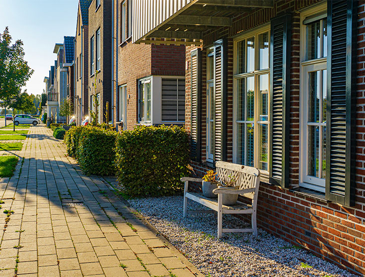 Almere met zonsopgang in een woonwijk
